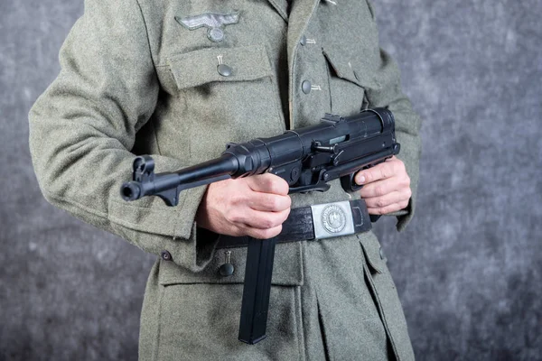 Ceinture et mitrailleuse du soldat allemand en veste la seconde — Photo