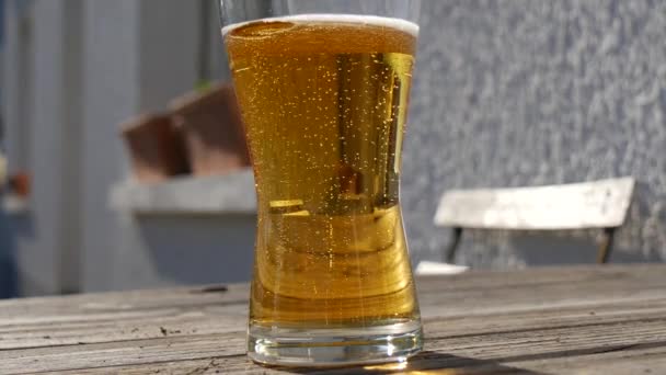 gros plan de l'homme buvant de la bière à l'extérieur 