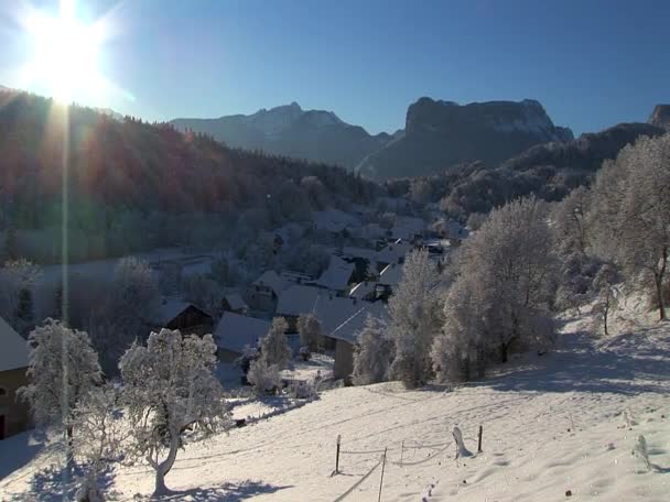 Під Час Заходу Сонця Зимовий Пейзаж Гірського Села Взимку Снігу — стокове відео