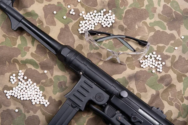 Pistola airsoft con gafas protectoras y muchas balas —  Fotos de Stock