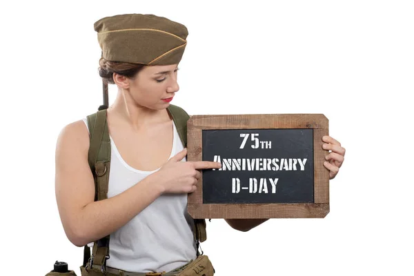 Genç kadın Amerikan WW2 askeri üniformalı giyinmiş Cha gösteren — Stok fotoğraf