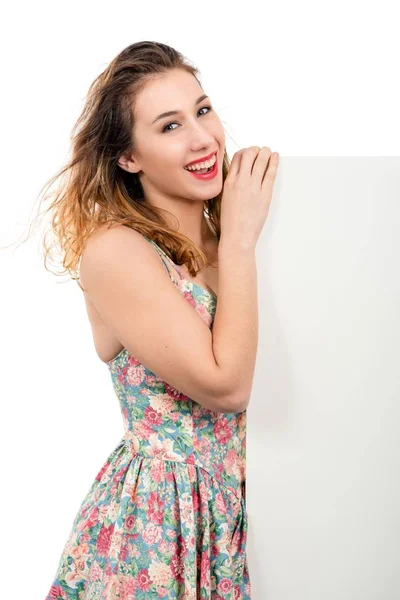 空白の看板や c を示す幸せな笑顔の美しい若い女性 — ストック写真