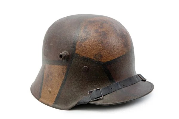 Niemiecki i wojna światowa (Stahlhelm) hełm wojskowy na białym tle — Zdjęcie stockowe