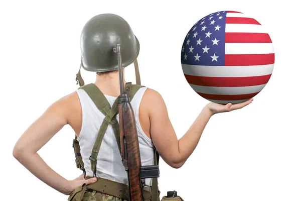 Bonita jovem mulher no ww2 uniforme nós mostrando bandeira americana — Fotografia de Stock