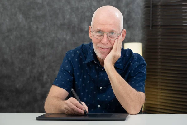Starszy projektant przy użyciu tabletu graficznego w biurze — Zdjęcie stockowe