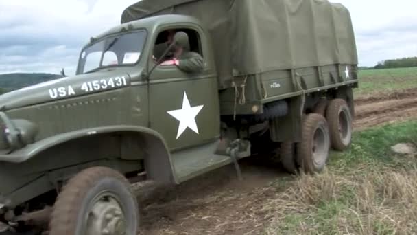 展示了 Ww2 美国军车的再现 — 图库视频影像