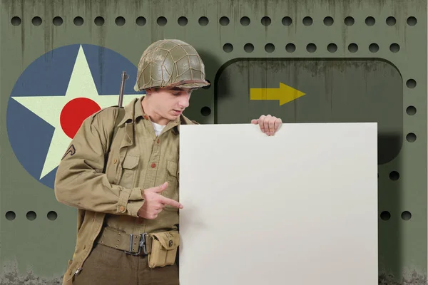 Νεαρός Αμερικανός στρατιώτης δείχνει ένα σημάδι — Φωτογραφία Αρχείου