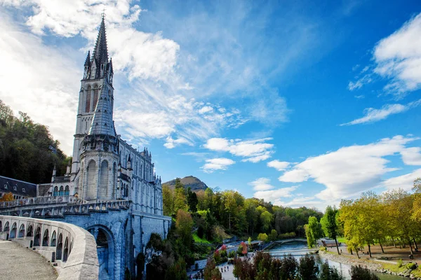 Vista de la catedral-santuario de Lourdes (Francia ) — Foto de Stock