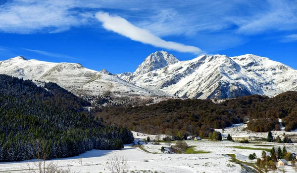 Panorama of french pyrenees mountains with Pic du Midi de Bigorr — Stock Photo, Image