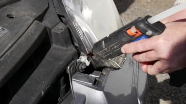 sıcak tutkal tabancası onarım arabayı kullanan adam