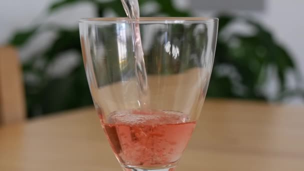 ガラスにピンク色のワインを注いでのスローモーション — ストック動画