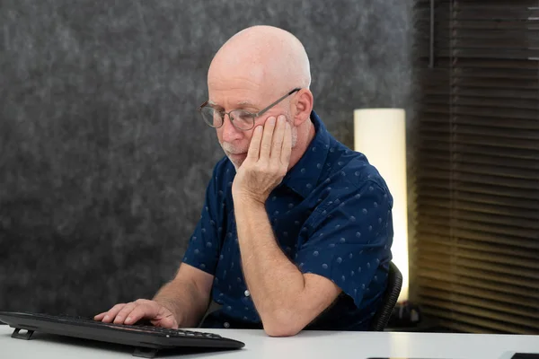 Beau homme d'affaires senior en utilisant le clavier de l'ordinateur — Photo