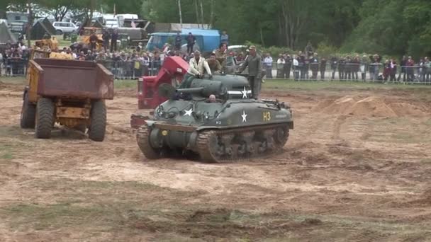 Reenactment Show Världskriget Två Amerikansk Sherman Tank — Stockvideo