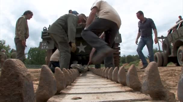 Reparing Caterpillar Της Αμερικανικής Δεξαμενής Sherman Παγκόσμιο Πόλεμο Δύο Άνδρες — Αρχείο Βίντεο