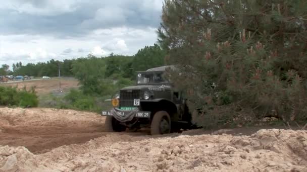 Другої Світової Війни Американського Військового Вантажівки Бездоріжжю — стокове відео