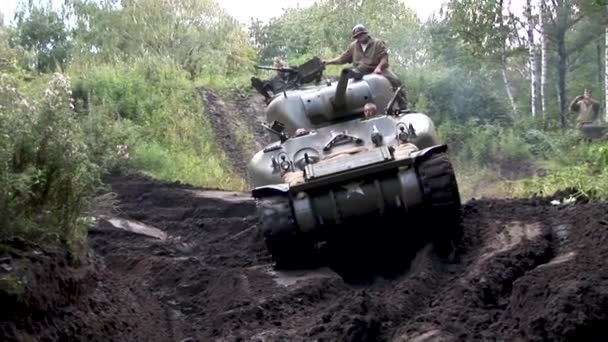 再現ショー 第二次世界大戦アメリカのシャーマン戦車 — ストック動画