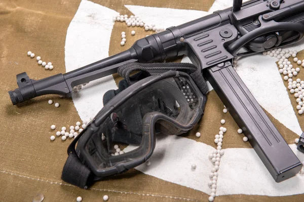 Airsoft pistole s ochrannými brýlemi a velkým množstvím kulek — Stock fotografie