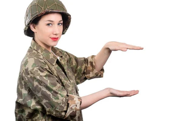 Jonge vrouw gekleed in Amerikaanse WW2 militair uniform met helm — Stockfoto