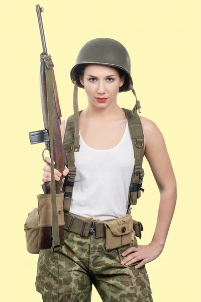 Wanita muda cantik mengenakan seragam militer wwii dengan helm — Stok Foto
