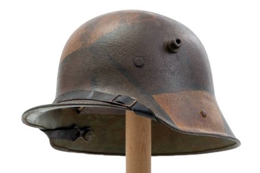 Beyaz backgr Almanca bir Dünya Savaşı (Stahlhelm) askeri kask