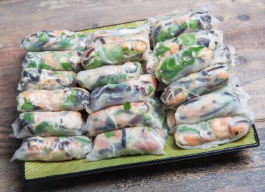 Bir tabak börek pişmeye hazır.