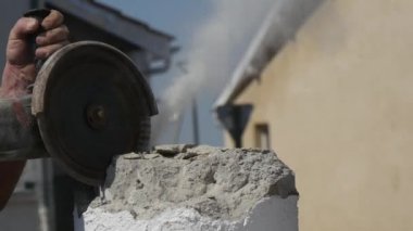 İşçi kesim daire testere ile beton kadar kapatın.