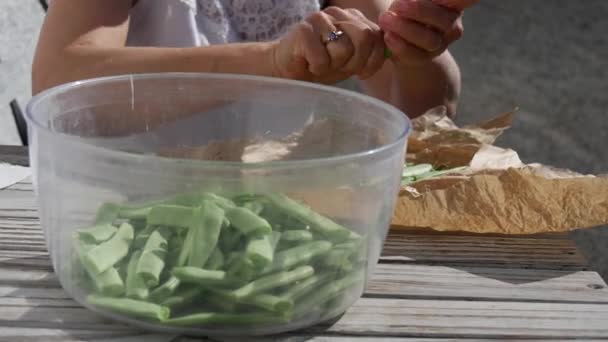 Зелені Французькі Боби Жінка Жіночі Руки Розрізали Боби — стокове відео