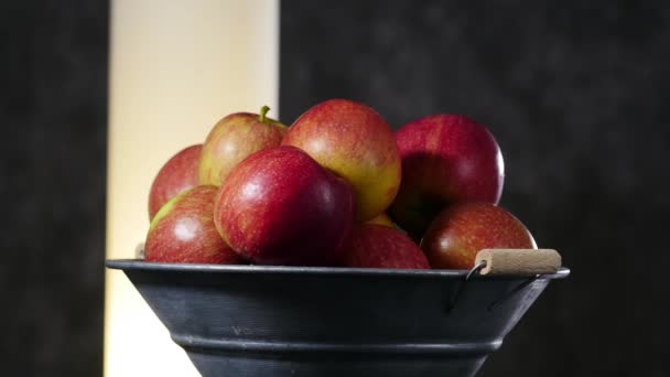 Belles Pommes Rouges Biologiques Filant Gros Plan — Video