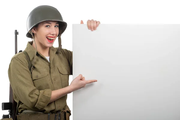 Mladá žena oblečená v americké WW2 vojenské uniformě ukazující EMP — Stock fotografie