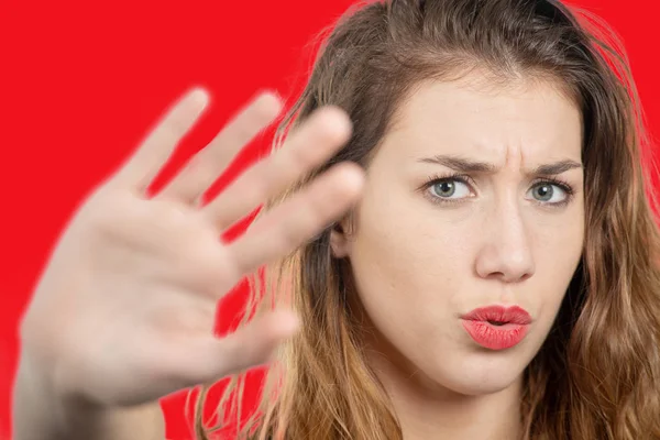 Retrato de una hermosa chica mostrando señal de stop con palma — Foto de Stock