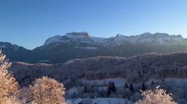 Günbatımı kış dağ köyü manzara. Kış kar Köyü
