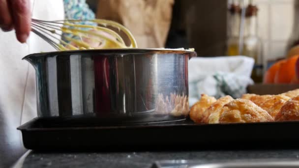 Bereiding Van Vla Gebak Room Een Kom Ingrediënt Patisserie — Stockvideo