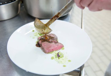 Restoranda et üzerine aşçı sos dökmek