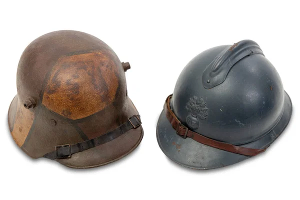 Première guerre mondiale casques français et allemands sur fond blanc — Photo