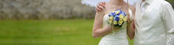 Hochzeitstag, Hochzeitskleid, Hochzeitsdetails und Blumenstrauß — Stockfoto
