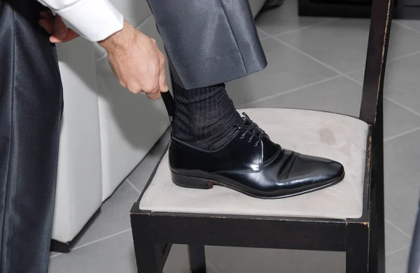 Man Groom ubieranie się z klasycznych eleganckich butów — Zdjęcie stockowe