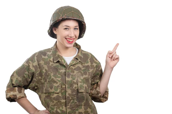 Mladá žena oblečená v americké WW2 vojenské uniformě ukazující EMP — Stock fotografie