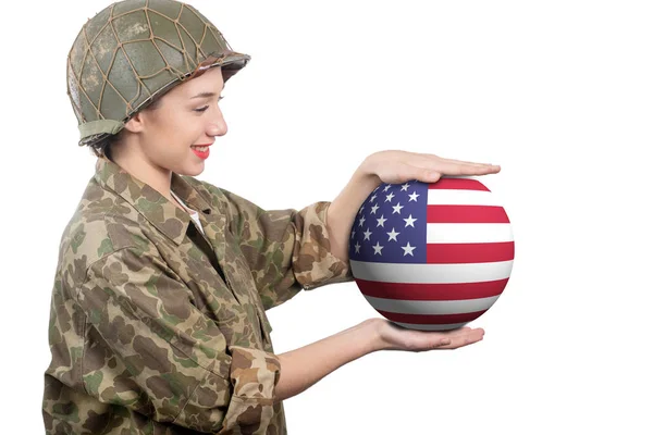 Wanita muda cantik berseragam ww2 kami menunjukkan bola Amerika — Stok Foto