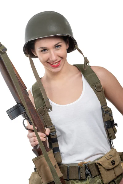 Bonita jovem mulher vestida com uniforme militar wwii com capacete — Fotografia de Stock