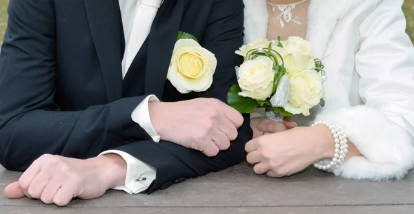 Día de la boda, vestido de novia, detalles de la boda y ramo — Foto de Stock