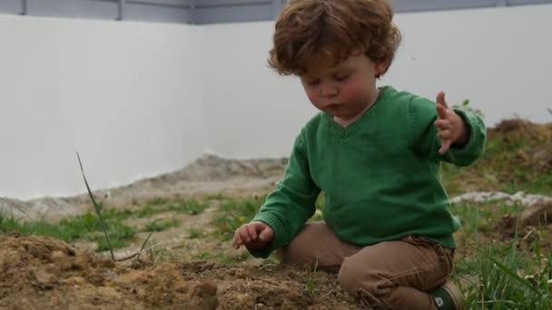 Menino Pequeno Bonito Joga Fora Terra — Vídeo de Stock