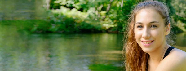 Portrét mladé ženy v přírodě, vodorovná fotografická skládanka — Stock fotografie