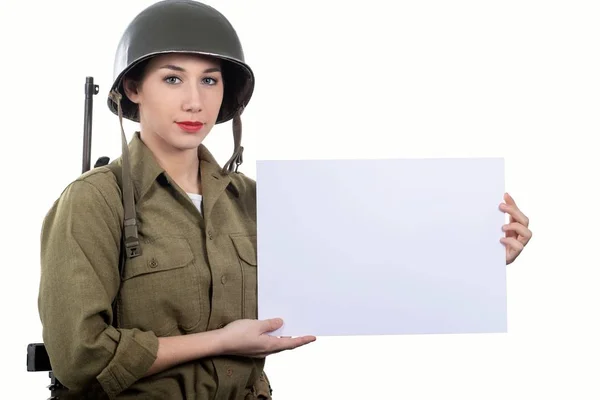 Młoda kobieta ubrana w amerykański WW2 Military Uniform pokazując EMP — Zdjęcie stockowe