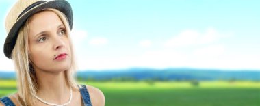 yaz şapkaile poz güzel sarışın kadın, yatay fotoğraf 