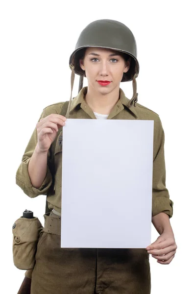 Mujer joven vestida con uniforme militar ww2 americano mostrando emp — Foto de Stock