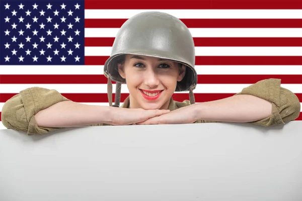 Giovane donna vestita in americano ww2 uniforme militare mostrando emp — Foto Stock