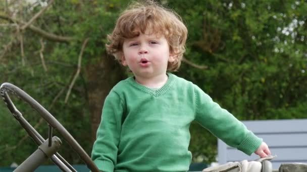 Niño Con Suéter Verde Jugando Aire Libre — Vídeos de Stock