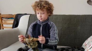 Genç çocuk bir erkek oyuncakla oynuyor.