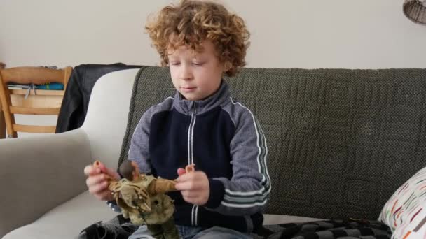 Kleiner Junge Spielt Mit Einem Mann Puppe — Stockvideo