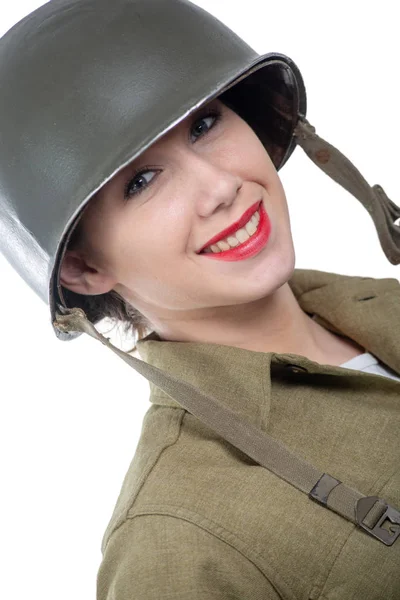 Όμορφη νεαρή γυναίκα ντυμένος σε αμερικανικό WW2 στρατιωτική στολή με — Φωτογραφία Αρχείου